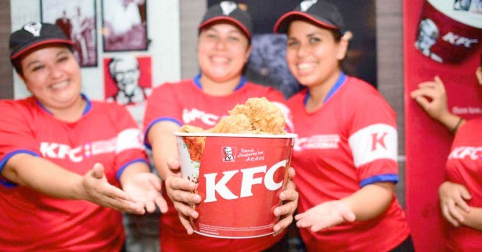 Hace ya más de 4 años, KFC Costa Rica implementó un programa institucional llamado HARVEST, que consiste en una alianza del restaurante con una fundación en el país para llevar alimentación y mejores oportunidades a personas en necesidad. La fundación seleccionada y con la que ya llevan más de 4 años trabajando de la mano es la Fundación “Lloverá Comida”, que tiene como principal enfoque brindar oportunidades y apoyo a las personas en situación de calle, de modo que pasen a vivir de un cartón a tener una vida digna. “Nos llena de mucha satisfacción el trabajo que hemos realizado desde hace ya más de 4 años junto a la Fundación Lloverá Comida. Estamos en la industria de los alimentos, y que mejor forma de ayudar a las comunidades en donde operamos que brindarles de nuestros productos a aquellas personas en riesgo social que necesitan alimentarse. Actualmente, se benefician 40 albergues y a la fecha hemos donado 177 000 porciones de pollo. Esto nos llena de mucho orgullo, para nosotros ha sido un honor ser parte de un proyecto tan integral”, comentó Isidro Perera, gerente general de KFC Costa Rica. Gracias a este proyecto, todos los meses se sirven aproximadamente 2600 platos de comida, que contempla una porción de proteína. Para hacer esto posible, la fundación todas las semanas recolecta el pollo de KFC en el restaurante más cercano a cada sede del albergue respectivo, y ese mismo día lo consumen en los albergues tanto a la hora del almuerzo, como en la cena. “Para muchas de las personas que venimos de situación de calle o que hemos sido discriminados en algún momento, nos sentimos muy agradecidos con estos alimentos, ya que esto aporta a la nutrición de cada uno de nosotros. Además, este tipo de apoyo nos hace sentir que estamos haciendo las cosas bien, que vamos por buen camino ya que lo vemos como un premio. Agradecemos a KFC Costa Rica por lo que hacen desinteresadamente por nosotros”, comentó Allan Barrantes, cocinero y beneficiado de la Fundación Lloverá Comida. Es importante mencionar que este proyecto es de gran aporte, ya que contribuye con la nutrición de cada una de las personas de los albergues. “Gracias a este proyecto las personas de estos albergues tienen una mejor nutrición, ya que reciben una porción de proteína de alta calidad. Además, este tipo de apoyo es fundamental ya que al recibir esta donación en nuestra área administrativa se reducen los costos de compra de proteína, y de esta forma podemos destinar fondos a otras necesidades como la contratación de psicólogos, trabajadores sociales y el mejoramiento de nuestras instalaciones. Así que definitivamente esto es un beneficio integral”, agregó Esteban Blanco, director de la Fundación Lloverá Comida