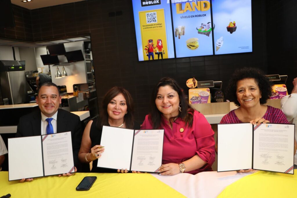 Esta mañana, en el restaurante McDonald’s ubicado en Nicoya, la Ministra de la Condición de la Mujer, Cindy Quesada Hernández; la Presidenta Ejecutiva del INAMU, Adilia Caravaca Zúñiga; la embajadora Marlene Fernández del Granado, vicepresidenta para América Latina y el Caribe y líder del Comité de Diversidad e Inclusión de la empresa Arcos Dorados, y Esteban Sequeira, Director General de Arcos Dorados Costa Rica, firmaron el acta de compromisos de parte de Arcos Dorados para iniciar el proceso de certificación de la norma nacional INTE G38-3:2021
para la igualdad de género en el ámbito laboral y optar por el Sello de Igualdad que brinda el Instituto Nacional de las Mujeres (INAMU).

“Con aliados como la empresa multinacional Arcos Dorados, franquicia que opera la cadena de restaurantes McDonald’s, el Programa del Sello de Igualdad de Género adquiere un impulso relevante, pues logramos afianzar estas alianzas público-privadas. Además, apoyamos en la creación de mayores oportunidades de trabajo igualitarias para hombres y mujeres, y así superar las brechas y discriminaciones de género”, indicó Adilia Caravaca Zúñiga, Presidente Ejecutiva del INAMU.

Por su parte, Esteban Sequeira, Director General de Arcos Dorados Costa Rica afirmó que “estamos muy complacidos por firmar este compromiso y seguir avanzando en temas que nos aseguran el desarrollo y liderazgo de las mujeres en nuestra compañía. Hoy, el 47% del total de la población que trabaja en Arcos Dorados, son mujeres, lo que nos llena de orgullo y nos motiva para trabajar aún más para ser una empresa que asegura la igualdad de género”.

Para Marlene Fernández del Granado, vicepresidenta para América Latina y el Caribe y líder del Comité de Diversidad e Inclusión de la empresa Arcos Dorados, McDonald´s América Latina, en la empresa equidad e igualdad son dos cosas distintas y por eso, buscan la igualdad de las mujeres en el campo laboral, sin embargo, tienen claro que para conseguirla necesitan generar una equidad de conocimientos y de capacidades para que puedan competir en igualdad de condiciones.

“Nuestro gran reto es generar que las mujeres alcancen el máximo de su potencial profesional y pueda llegar a las cúpulas más altas de la compañía e instrumentos como este, nos ayudan a cumplir las expectativas de carácter internacional de lo que se espera del campo de trabajo, por lo que apoyamos a la señora ministra para generar ambientes laborales seguros donde las mujeres puedan realmente alcanzar el máximo de su potencial, lo que es muy necesario para generar crecimiento económico en Costa Rica”, mencionó Fernández.

Por su parte, Cindy Quesada Hernández, ministra de la Condición de la Mujer señaló que hoy es un día para celebrar el adelanto de los derechos económicos de las mujeres. “Hoy Arcos Dorados inicia el proceso para que McDonald’s pueda alcanzar el Sello de Igualdad de Género. Una empresa multinacional líder y con la mayor cadena de comida rápida del mundo desea impactar aún más la calidad de vida de las personas colaboradoras y sus familias y con carácter multiplicador a muchas comunidades y a la sociedad costarricense. La empresa está creyendo en esas mujeres que laboran en sus restaurantes, cree y confía en su talento y en sus habilidades, las está empoderando económicamente y está logrando a través de ellas, un impacto en el desarrollo igualitario del país. Además, mediante el trabajo con los colaboradores de la empresa, están formando nuevas masculinidades, nuevas paternidades responsables y esto tiene un impacto en la construcción de nuestras sociedades libres de estereotipos y en masculinidades positivas”, puntualizó la Ministra. 

Programa Igualdad de Género en el Empleo 
El INAMU impulsa desde el año 2002 el Programa de Igualdad de Género en el Empleo cuyo fin es apoyar y guiar a las empresas privadas e instituciones públicas para que identifiquen las brechas de género existentes en sus centros de trabajo y establezcan planes y medidas para eliminarlas progresivamente. Busca generar cambios dentro de las organizaciones y contribuir a la construcción de una ética empresarial a favor de la igualdad entre hombres y mujeres. 
Este programa se compone de tres ejes: sello Bronce, sello Plata, sello Oro. Hoy, Arcos Dorados se compromete con el eje de la certificación en las normas nacionales INTE G38-3:2021 Sistema de gestión para la igualdad de género en el ámbito laboral, lo que les permitirá optar por el Sello Oro del INAMU.
